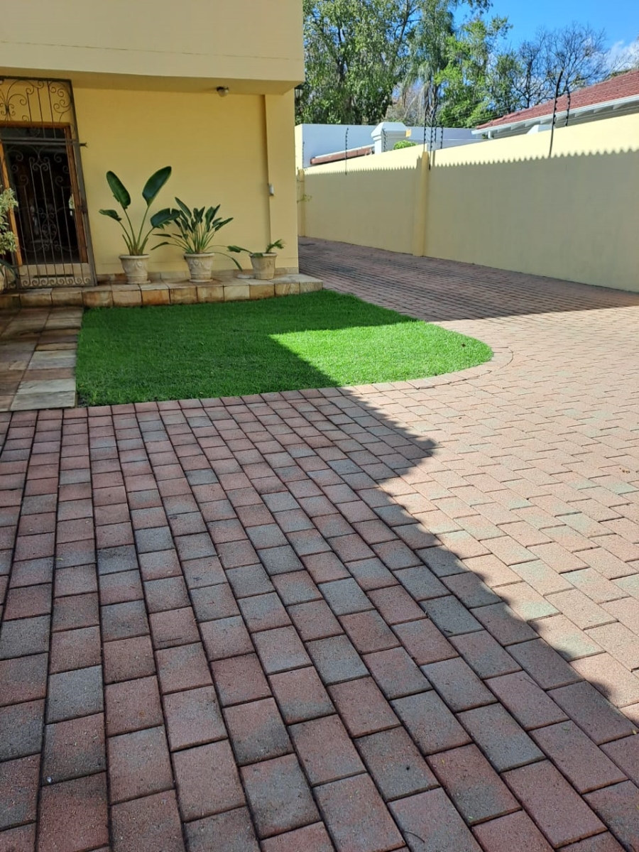 4 Bedroom Property for Sale in Nieuw Muckleneuk Gauteng