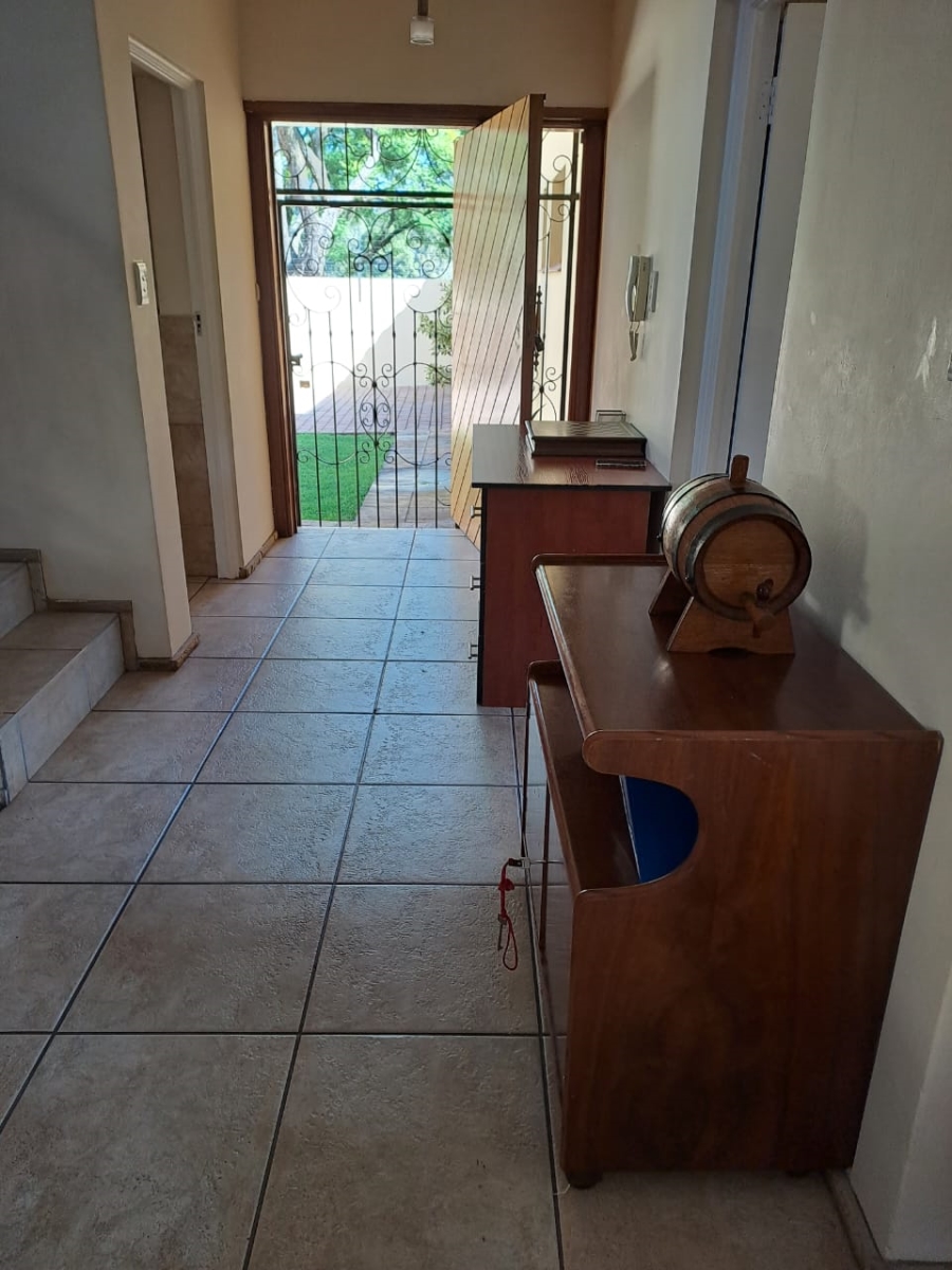 4 Bedroom Property for Sale in Nieuw Muckleneuk Gauteng