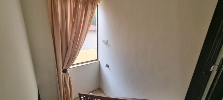4 Bedroom Property for Sale in Nieuw Muckleneuk Gauteng