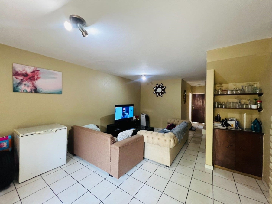 2 Bedroom Property for Sale in Fontainebleau Gauteng