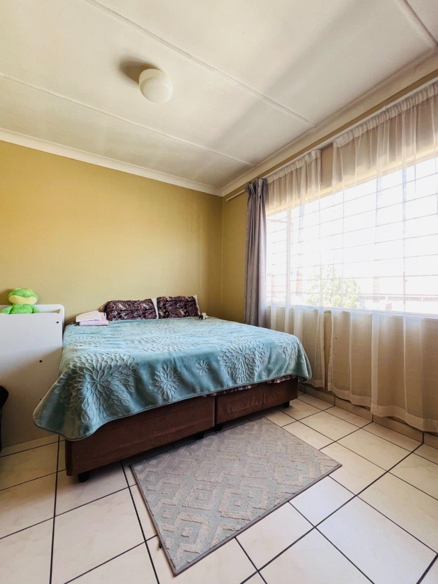 2 Bedroom Property for Sale in Fontainebleau Gauteng