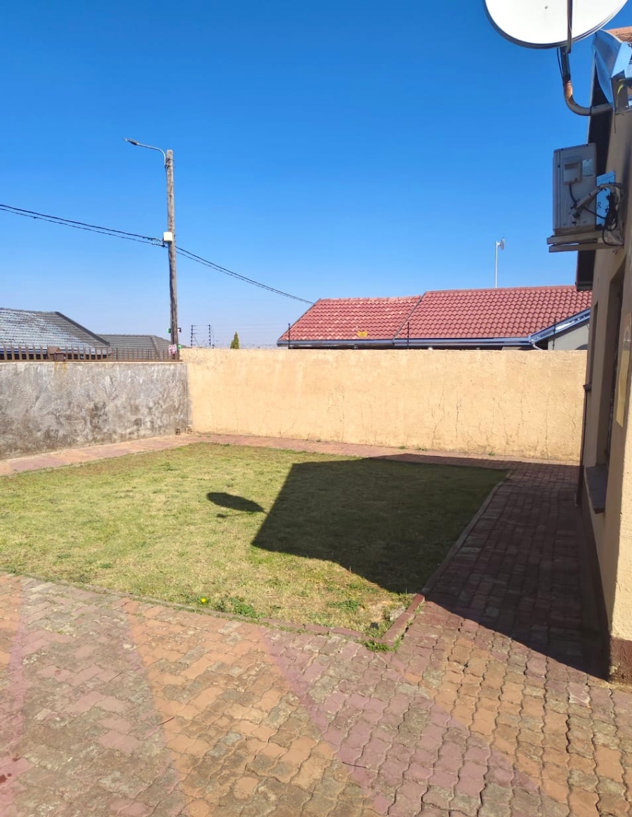 3 Bedroom Property for Sale in Clayville Gauteng