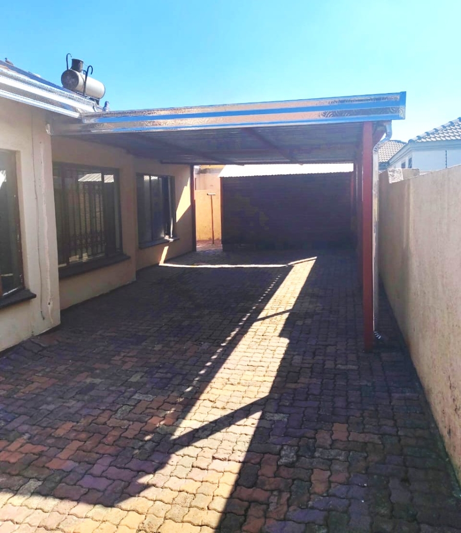 3 Bedroom Property for Sale in Clayville Gauteng