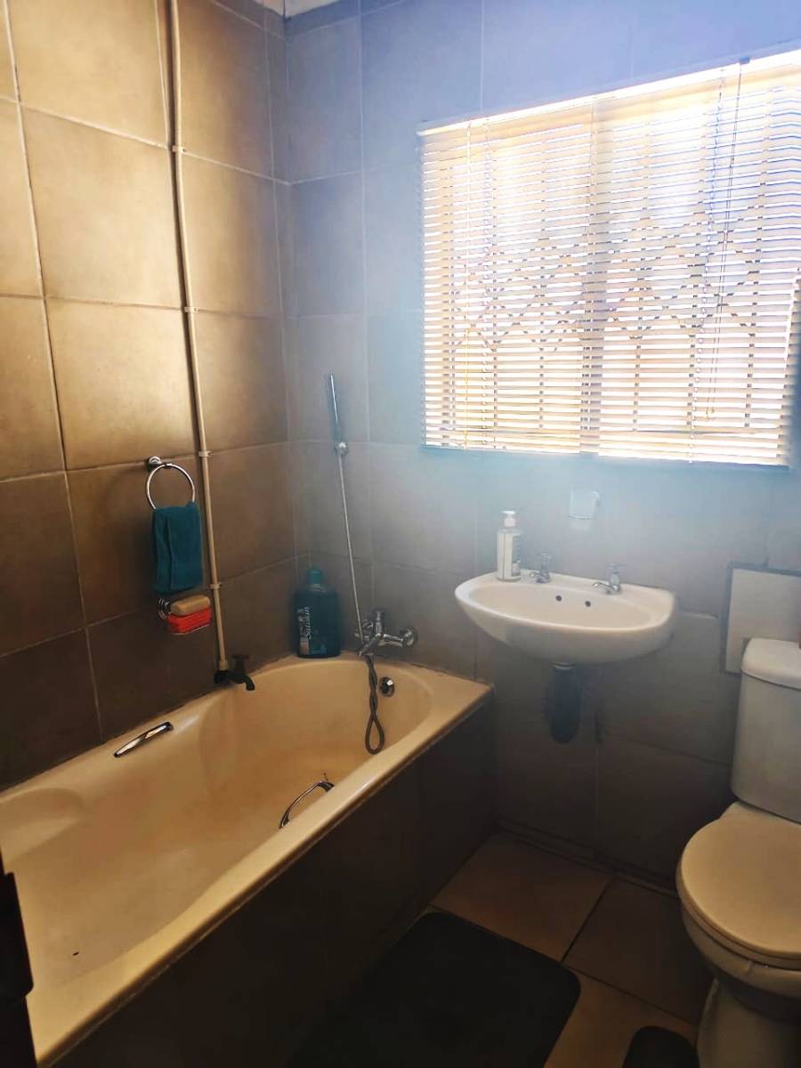 3 Bedroom Property for Sale in Clayville Gauteng