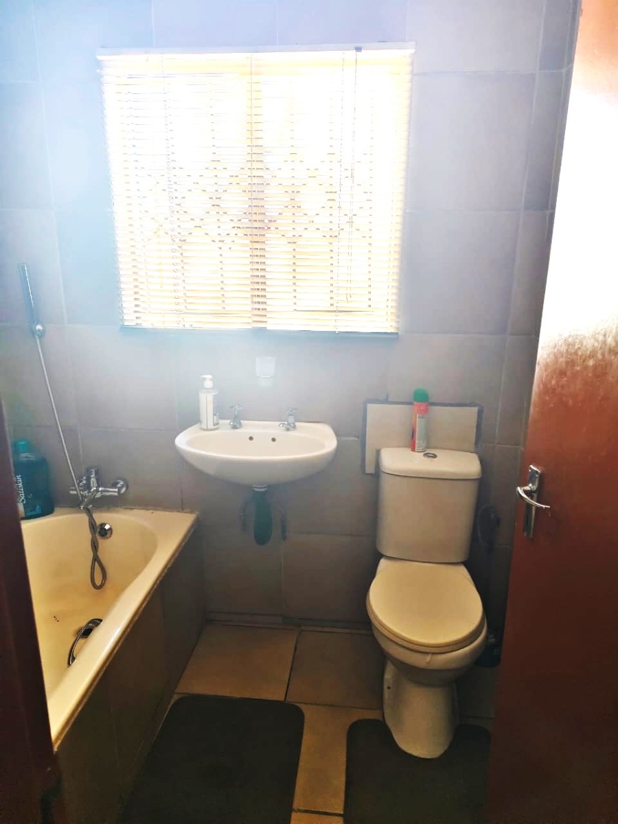 3 Bedroom Property for Sale in Clayville Gauteng