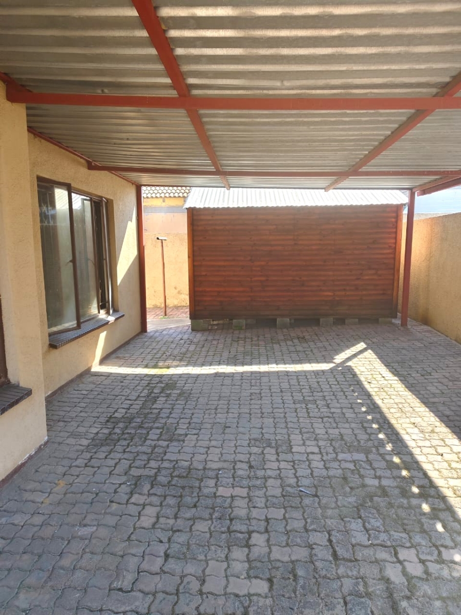 3 Bedroom Property for Sale in Clayville Gauteng