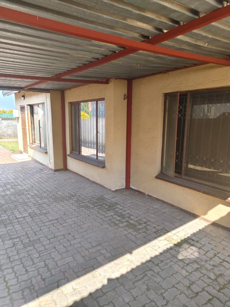 3 Bedroom Property for Sale in Clayville Gauteng