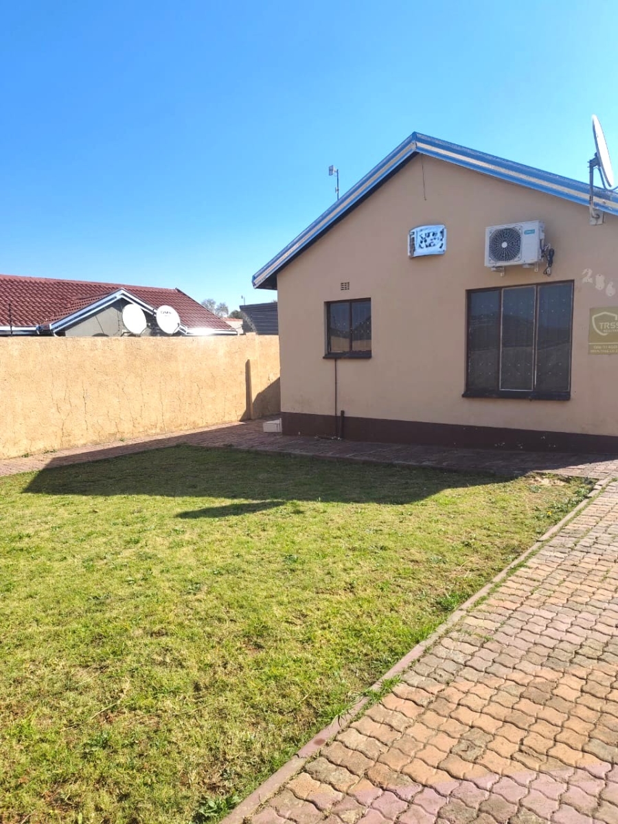 3 Bedroom Property for Sale in Clayville Gauteng