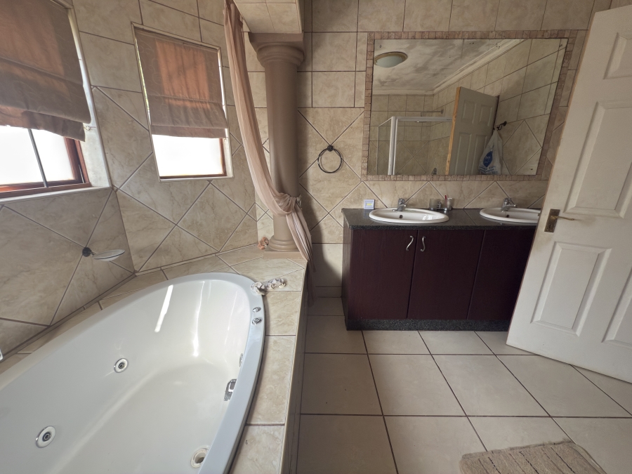 4 Bedroom Property for Sale in Ruimsig Country Estate Gauteng