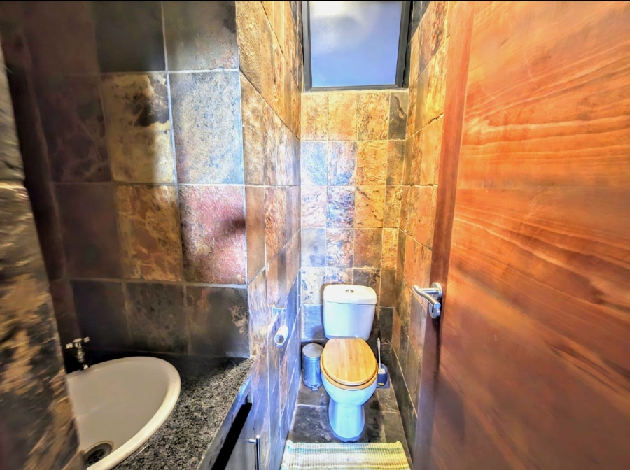 6 Bedroom Property for Sale in Magalieskruin Gauteng