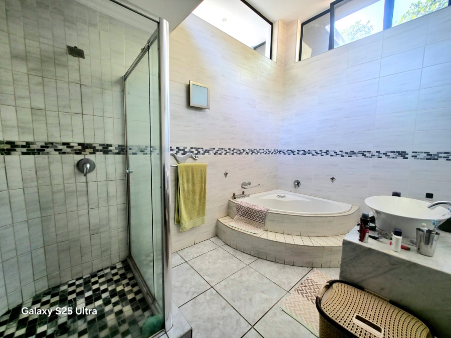 6 Bedroom Property for Sale in Magalieskruin Gauteng