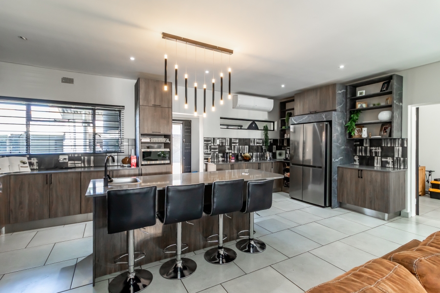 4 Bedroom Property for Sale in Waverley Gauteng