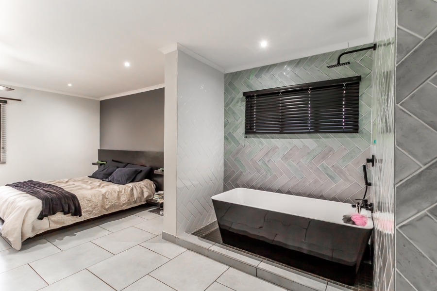 4 Bedroom Property for Sale in Waverley Gauteng