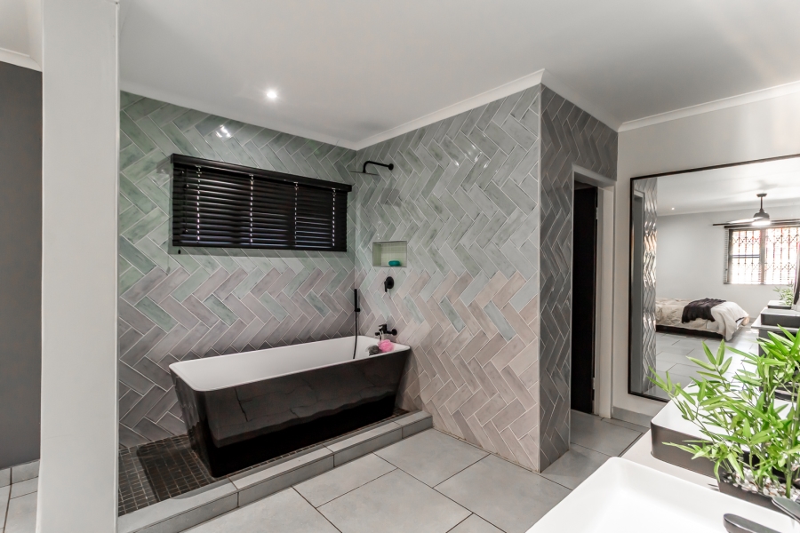 4 Bedroom Property for Sale in Waverley Gauteng