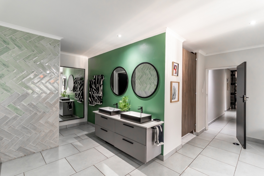4 Bedroom Property for Sale in Waverley Gauteng