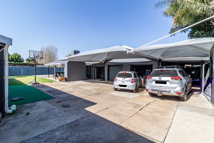 4 Bedroom Property for Sale in Waverley Gauteng