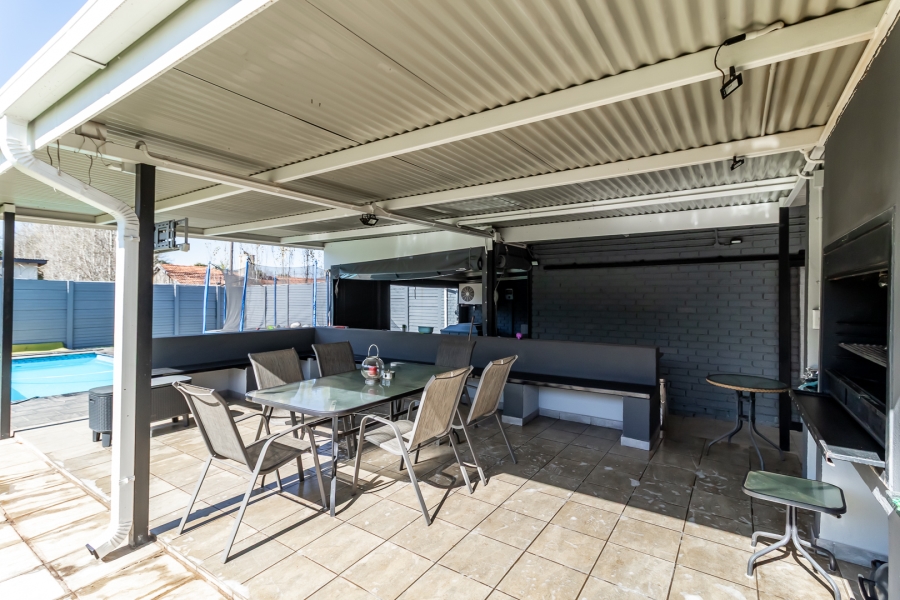 4 Bedroom Property for Sale in Waverley Gauteng