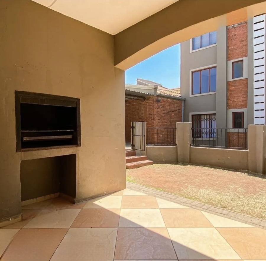 2 Bedroom Property for Sale in Little Falls Gauteng