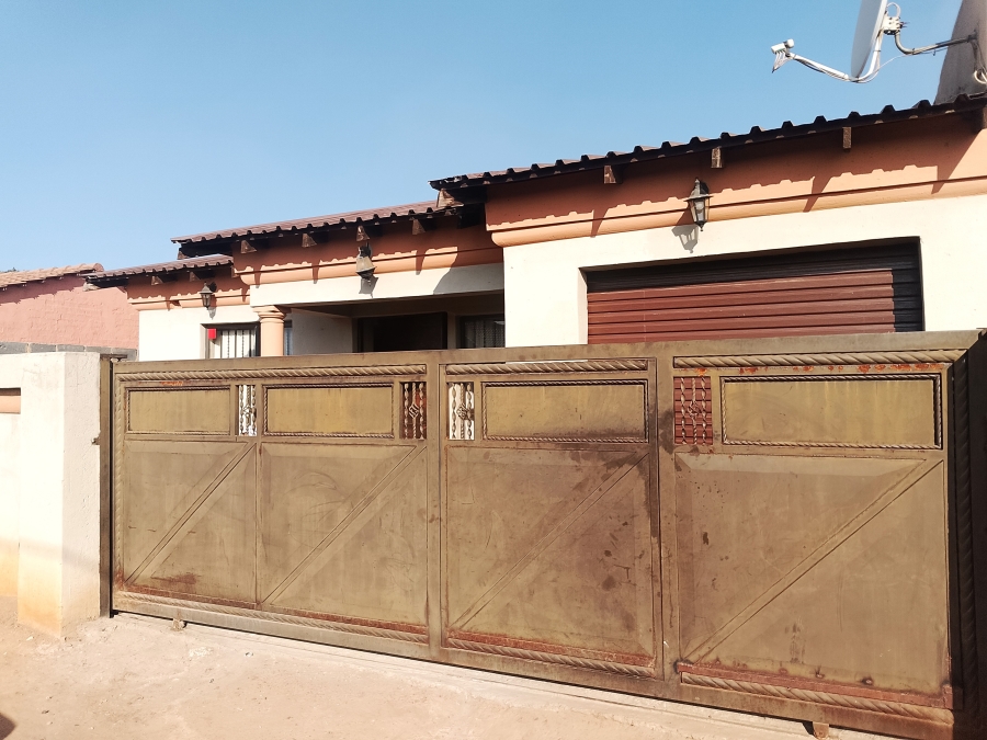 4 Bedroom Property for Sale in Etwatwa Gauteng