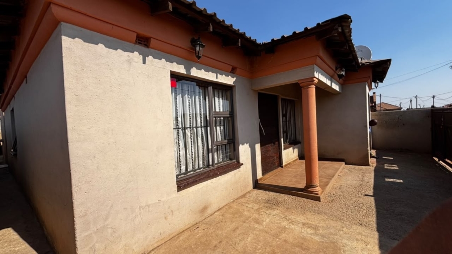 4 Bedroom Property for Sale in Etwatwa Gauteng