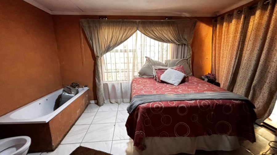 4 Bedroom Property for Sale in Etwatwa Gauteng