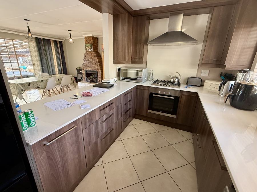 4 Bedroom Property for Sale in Strubensvallei Gauteng