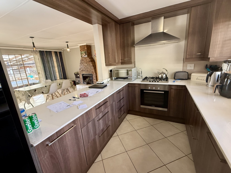 4 Bedroom Property for Sale in Strubensvallei Gauteng