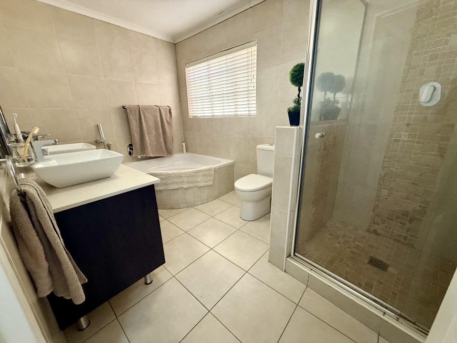 4 Bedroom Property for Sale in Strubensvallei Gauteng