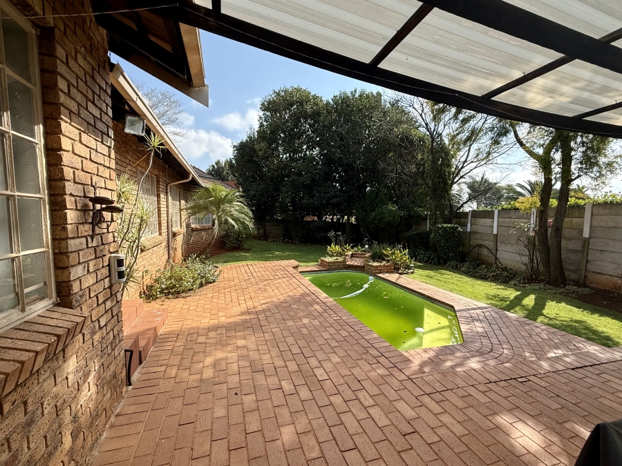 4 Bedroom Property for Sale in Strubensvallei Gauteng
