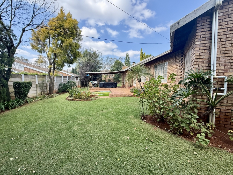 4 Bedroom Property for Sale in Strubensvallei Gauteng