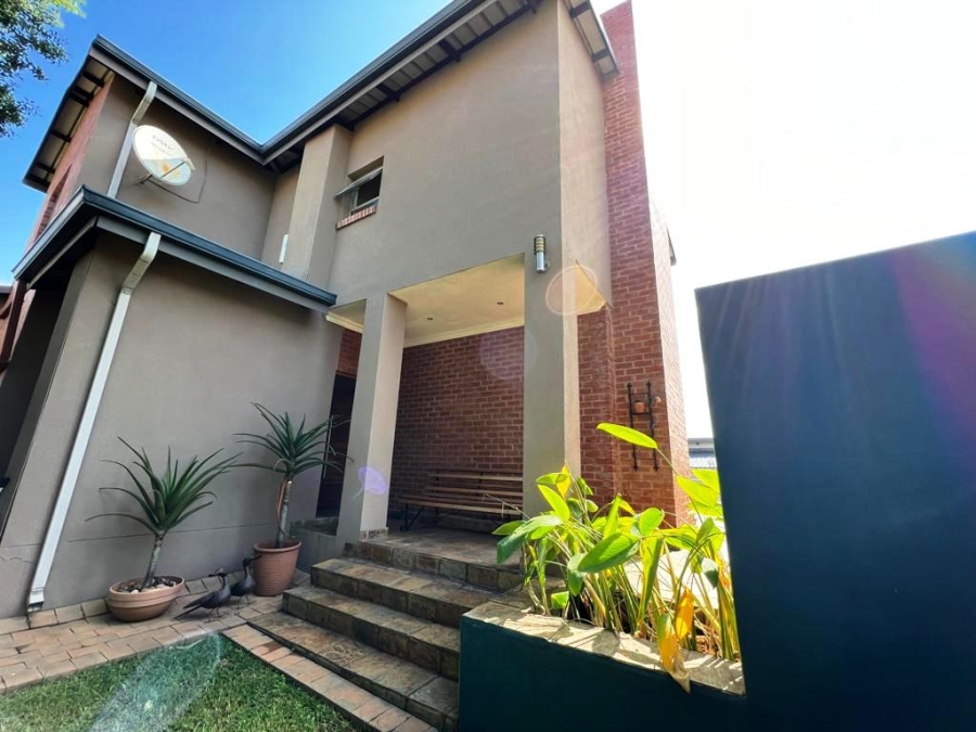 4 Bedroom Property for Sale in Eldoraigne Gauteng