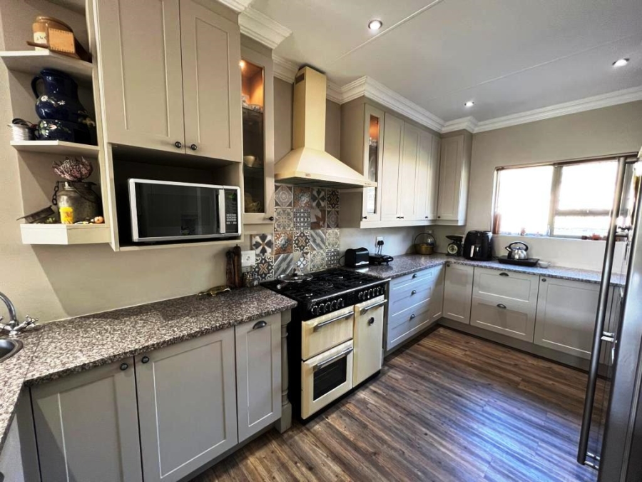 4 Bedroom Property for Sale in Eldoraigne Gauteng