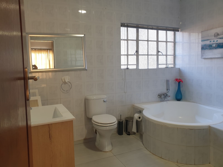 To Let 4 Bedroom Property for Rent in Sterrewag Gauteng