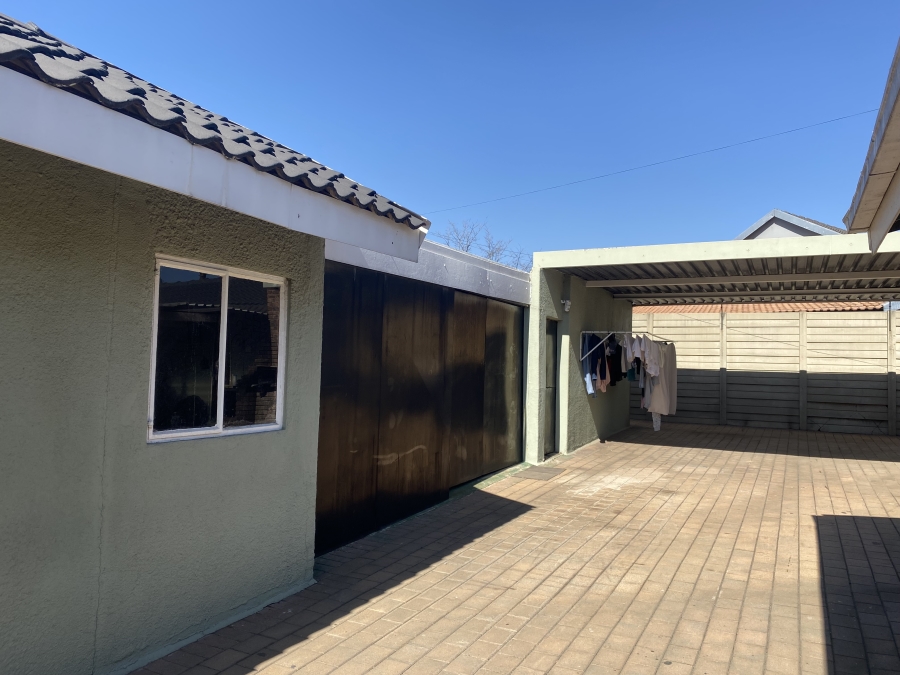 To Let 4 Bedroom Property for Rent in General Albertspark Gauteng