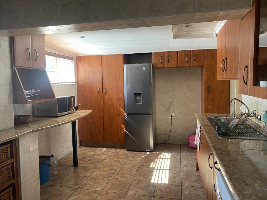To Let 4 Bedroom Property for Rent in General Albertspark Gauteng