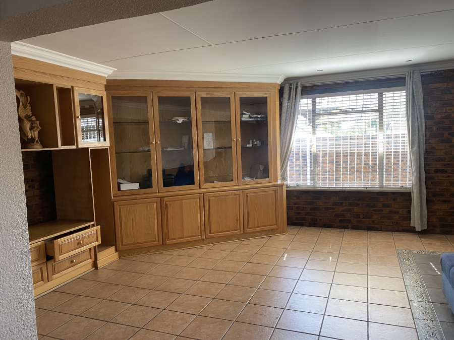To Let 4 Bedroom Property for Rent in General Albertspark Gauteng