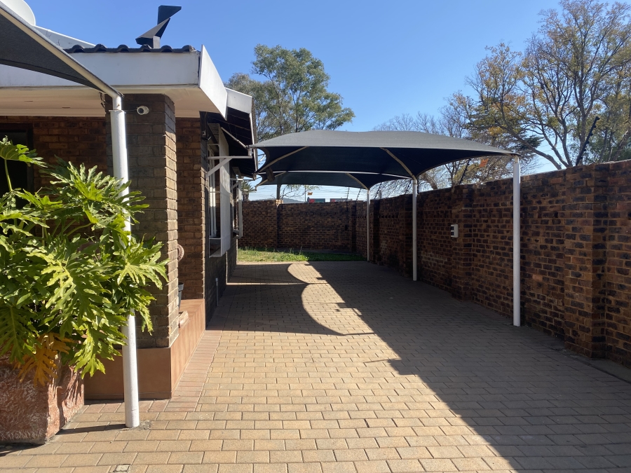 To Let 4 Bedroom Property for Rent in General Albertspark Gauteng