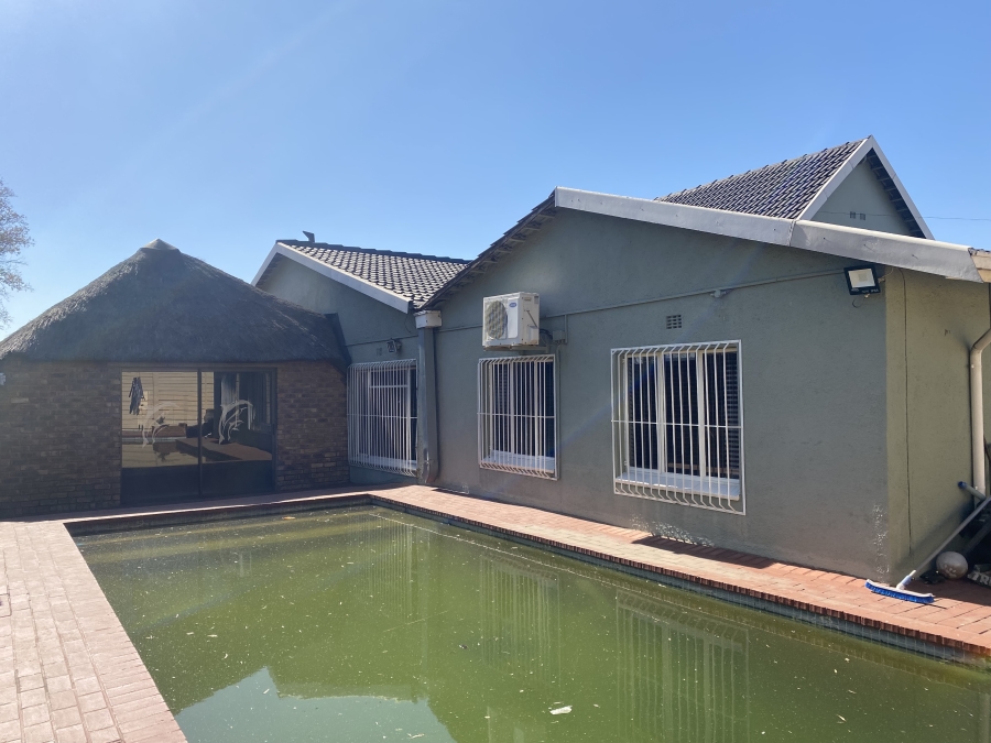 To Let 4 Bedroom Property for Rent in General Albertspark Gauteng