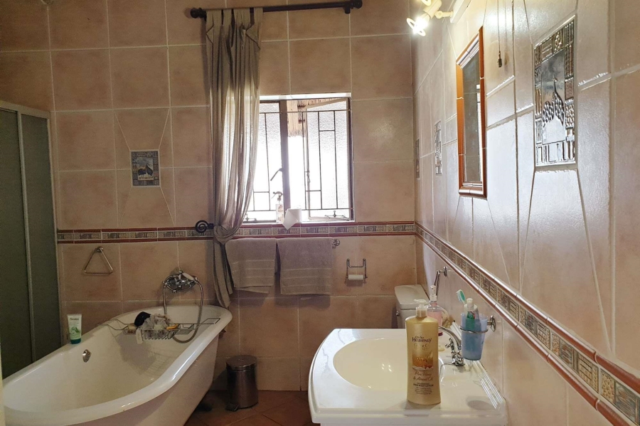 5 Bedroom Property for Sale in Zwartkop Gauteng
