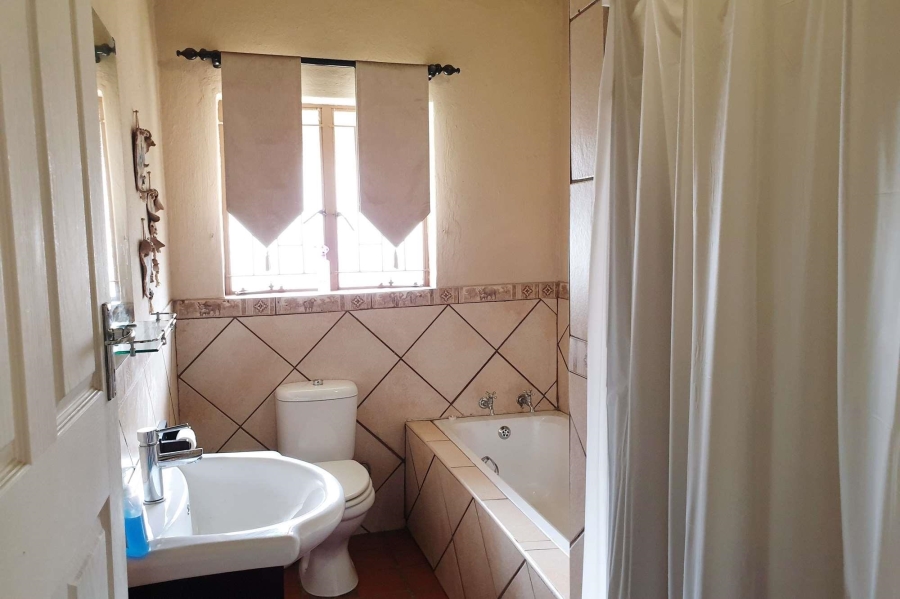5 Bedroom Property for Sale in Zwartkop Gauteng