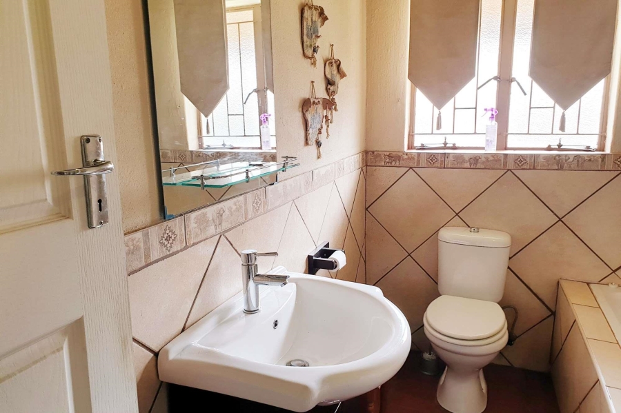 5 Bedroom Property for Sale in Zwartkop Gauteng