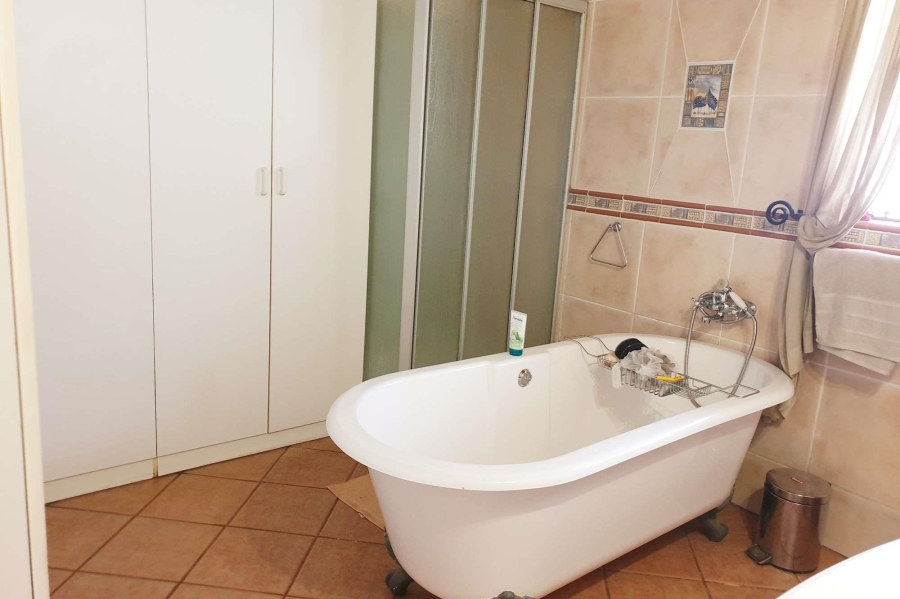 5 Bedroom Property for Sale in Zwartkop Gauteng