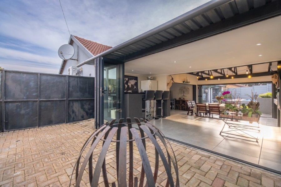 4 Bedroom Property for Sale in Roodekrans Gauteng