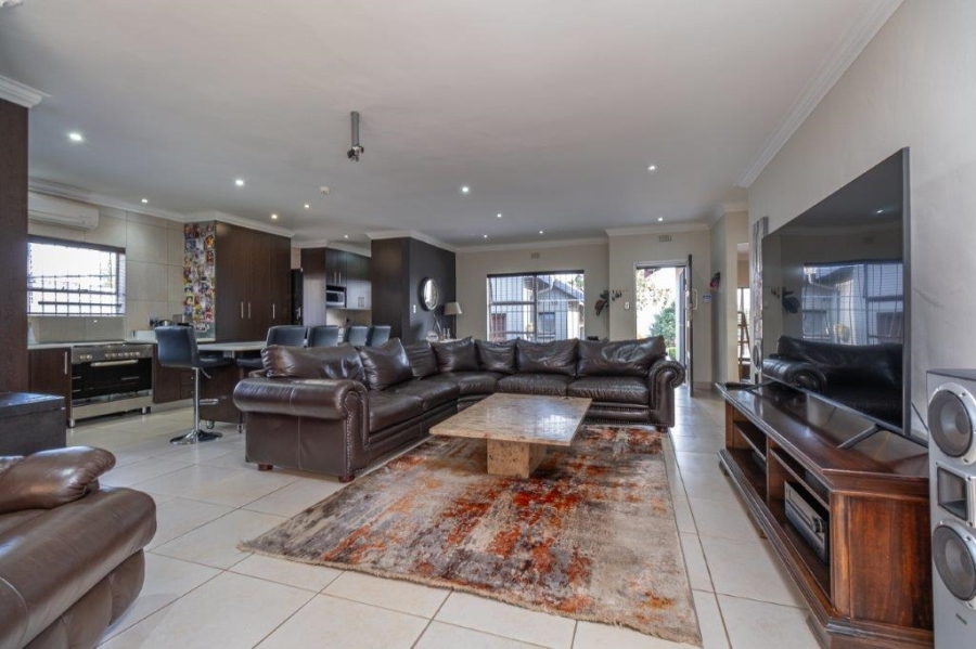 4 Bedroom Property for Sale in Roodekrans Gauteng