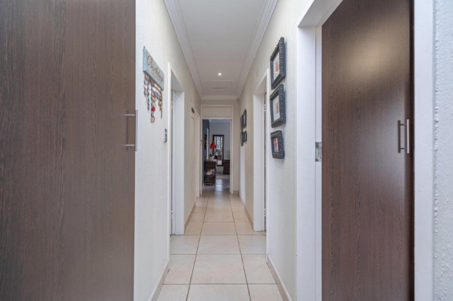 4 Bedroom Property for Sale in Roodekrans Gauteng
