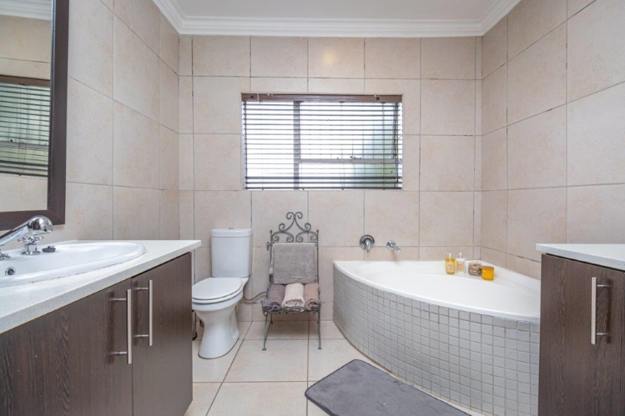 4 Bedroom Property for Sale in Roodekrans Gauteng