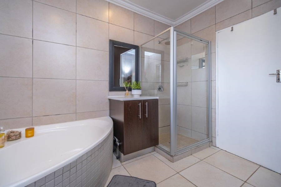 4 Bedroom Property for Sale in Roodekrans Gauteng