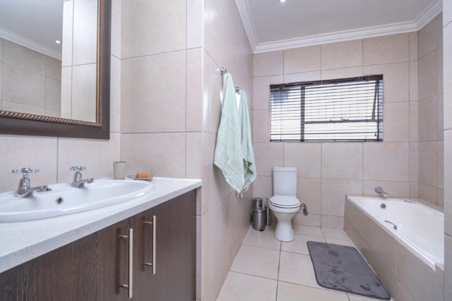 4 Bedroom Property for Sale in Roodekrans Gauteng