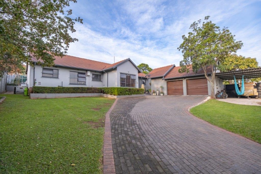 4 Bedroom Property for Sale in Roodekrans Gauteng