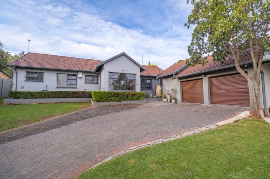 4 Bedroom Property for Sale in Roodekrans Gauteng